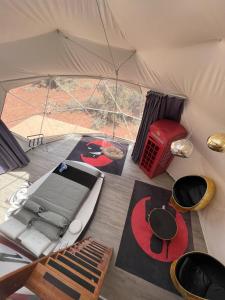 瓦莱Clear Sky Resorts - Grand Canyon - Unique Sky Domes的帐篷配有一张床和一张桌子