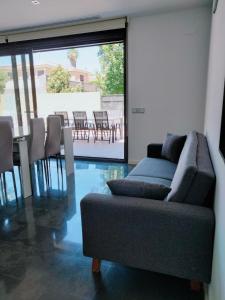 NáqueraExperience Valencia Bnb - Luxury Apartment Naquera Chalet 298 con Piscina的客厅配有沙发和桌椅