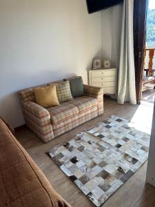 坎波斯杜若尔当Raio de Sol na Montanha的带沙发和地毯的客厅