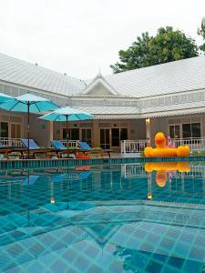 北碧暹罗河塔巴提姆克崴度假酒店的游泳池中间有一个浮动的