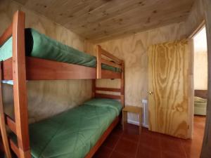里坎雷Cabañas Trinar del Chucao Lican Ray的一间卧室配有两张双层床。