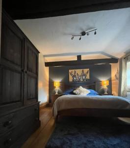 温特伯恩The Annexe的一间卧室配有一张大床和一个梳妆台