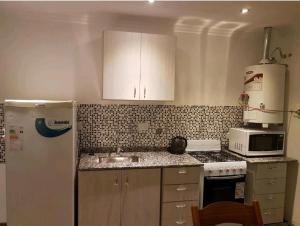 圣罗莎Departamento Centeno. Centrico.的厨房配有白色冰箱和水槽