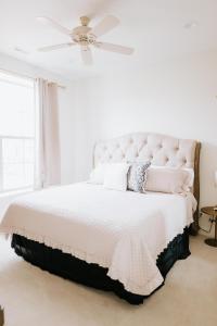 Le MarsInn On Central的卧室配有白色的床和吊扇