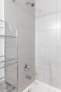 多伦多Cozy Private Room, Walk to Wilson Station的浴室内配有淋浴和头顶淋浴