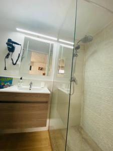 亚伊萨Casa Gercko 3的带淋浴和盥洗盆的浴室