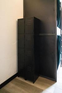 危地马拉RIO HOSTEL的墙上的一间房间里有两个黑色储物柜