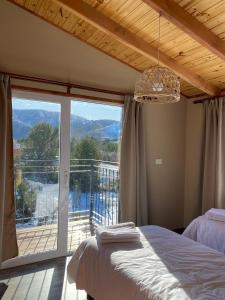圣卡洛斯-德巴里洛切Free Mountain的一间卧室设有一张床和一个大窗户