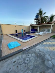 圣阿马鲁Dunas Residence Casa n16的一座带游泳池和房子的房子