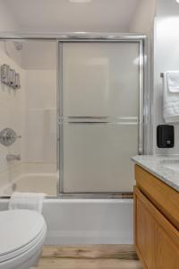 安克雷奇Highliner Hotel- King Suite 312 with City View Hotel Room的带淋浴、卫生间和盥洗盆的浴室