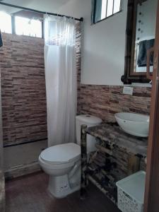 佩雷拉Cabaña el Ensueño (GUADUA, BAMBU)的一间带卫生间和水槽的浴室