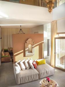 马拉喀什Villa Emraulde的带沙发和镜子的客厅