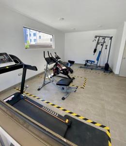 圣佩德罗德拉帕斯Departamento full equipamiento的健身房设有两辆健身自行车和跑步机