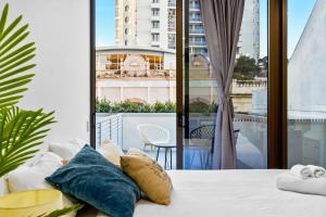 悉尼Arthur's Hotel Bondi Junction的一间卧室设有一张床和一个大窗户