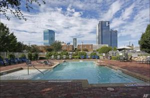 沃思堡Stunning 2 bedroom Downtown Ft Worth的一座城市天际线的游泳池