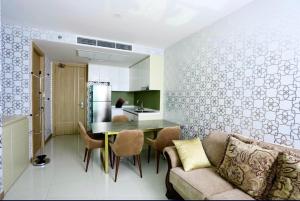 乔木提恩海滩LuxSL Luxury Style of Life 6的厨房以及带桌子和沙发的客厅。