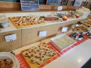 佐贺市佐贺市酒店的自助餐,展示了多种不同类型的食物
