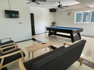 Chabang TigaK SUITES HOTEL的带沙发和台球桌的客厅