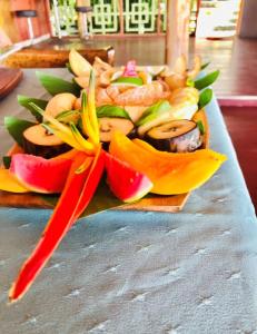 阿皮亚阿坡拉高地休息室宿加早餐旅馆的桌上一盘带水果和蔬菜的食物