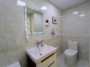 乌兰巴托Tsengeldekh:Cozy 1 BR Apt•Queen bed•Naadam stadium的一间带水槽、卫生间和镜子的浴室