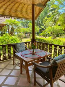 湄南海滩班拉加河内别墅酒店的阳台的天井配有桌椅