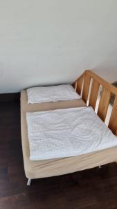 卢塞恩M-Hostel的两张睡床彼此相邻,位于一个房间里
