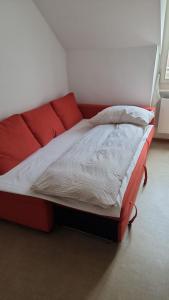 卢塞恩M-Hostel的红色框架的房间里一张床位