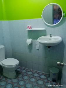班拉克海滩SK Hometel Samui Airport的一间带卫生间、水槽和镜子的浴室