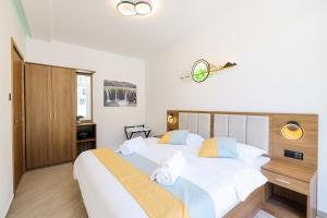奥布罗瓦茨Hotel Kanjon Zrmanje的一间卧室配有两张带白色床单的床