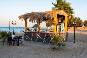 阿可贺巴HDB Al Khobar Resort & Spa的海边酒吧