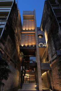 曼谷Na Tanao 1969的通往带灯的建筑的楼梯