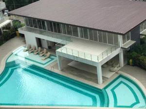 宿务Mivesa Garden Residences的享有带游泳池的房屋的空中景致