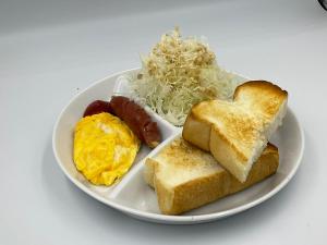大津FEEL LAKE　VIEW的包括鸡蛋香肠和面包的早餐食品
