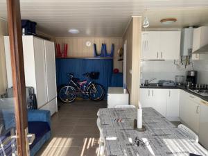 德哈恩Camping Esmeralda的一间位于房间中间的厨房,配有自行车