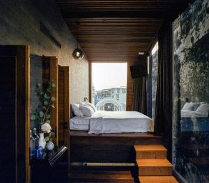 曼谷Na Tanao 1969的阳台卧室(带一张床)