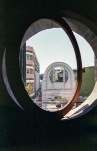 曼谷Na Tanao 1969的透过圆形窗户可欣赏到建筑物的景色