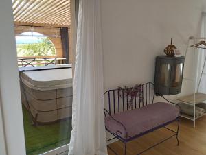 瓦朗索尔Le Spa panoramique du plateau的客房设有床、电视和窗户。