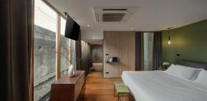 曼谷Na Tanao 1969的一间卧室设有一张大床和一个大窗户