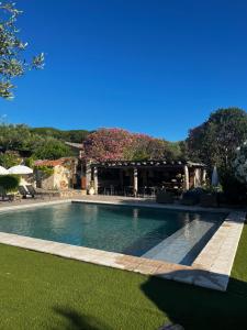 圣特罗佩欧姆德客栈的庭院中间的游泳池