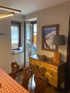 巴多尼奇亚Les Arnauds的用餐室配有桌椅、桌子和窗户。