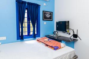黎明之村Panism Lifestyle的蓝色的客房配有床和水槽