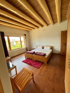 列城Chakzot garden house的一间卧室设有一张床和木制天花板