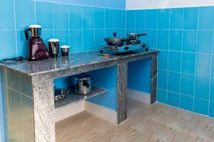 黎明之村Panism Lifestyle的蓝色瓷砖的房间里的一个柜台