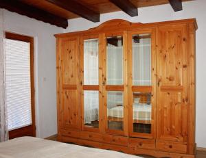 萨拉热窝SARAJEVO HOME的卧室内带玻璃门的木柜