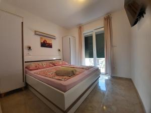 洛帕San Lorenzo的一间卧室配有一张带粉色床单的床和一扇窗户。