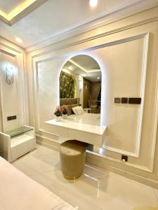 伊斯兰堡Emeralds Villa Islamabad的一间带大镜子和床的卧室