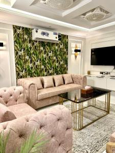 伊斯兰堡Emeralds Villa Islamabad的客厅配有沙发和桌子