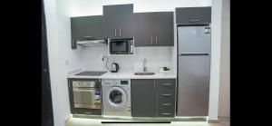 赫尔格达Binishty hurghada apartment的厨房配有冰箱和洗衣机。