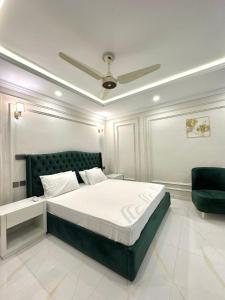 伊斯兰堡Emeralds Villa Islamabad的一间卧室配有一张床和吊扇