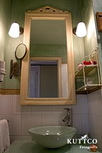 阿里翁达斯Hotel Casona del Sella的一间带水槽和镜子的浴室